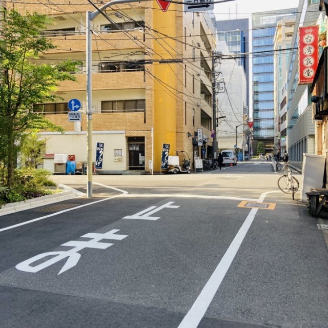 素石(そせき)ビル ビル前面道路