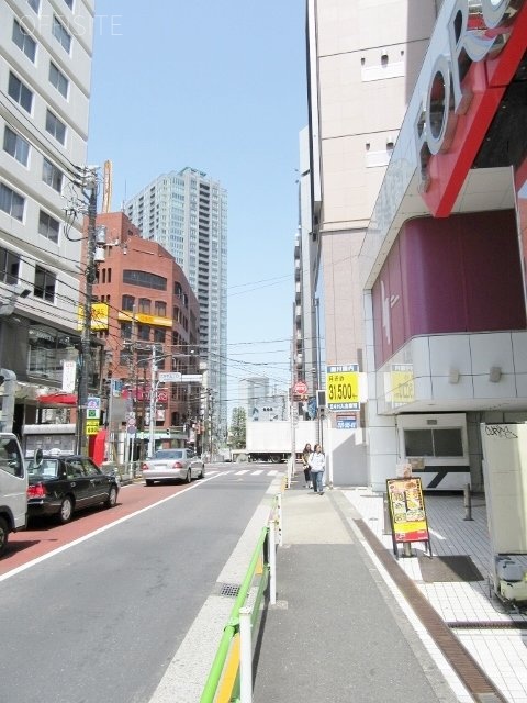 インペリアル六本木2号館 ビル前面道路