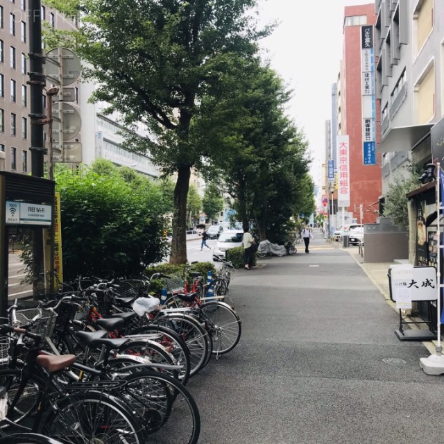 ニューライフ新宿参番館 ビル前面道路