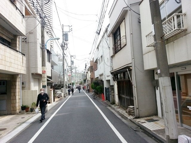 Tビル ビル前面道路