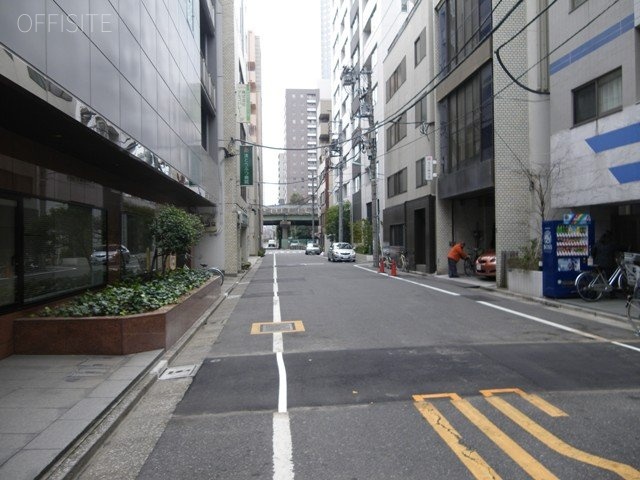 マルキ榎本ビル ビル前面道路