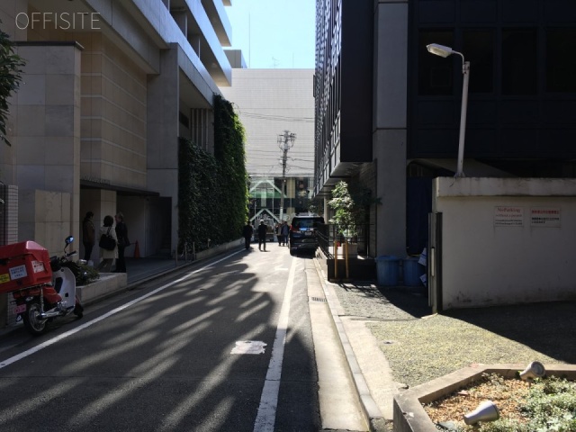 タウンコート六本木 ビル前面道路