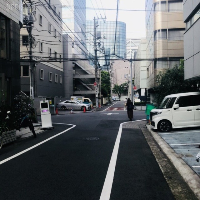デュラス青山ビル ビル前面道路