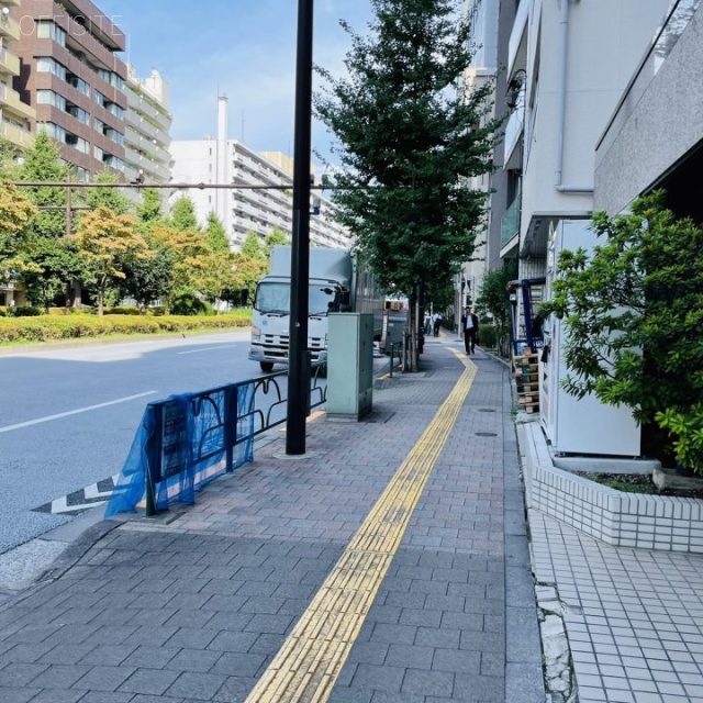 新荒井ビル 前面歩道