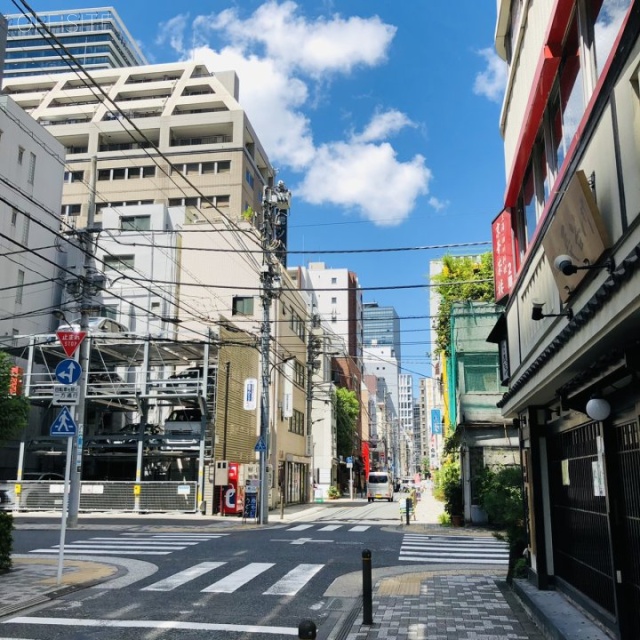 西山興業西新橋ビル ビル前面道路
