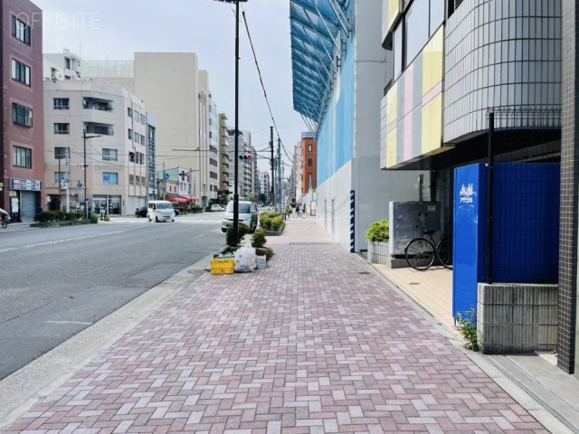 Uビル　前面歩道