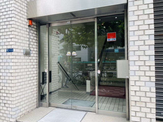 紅萌(こうほう)ビル　オフィスビル出入口