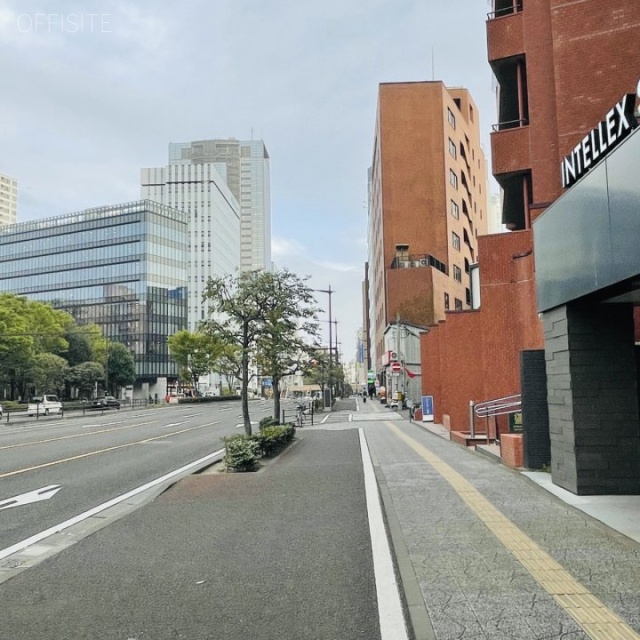 インテリックス仙台ビル　前面の駅前通