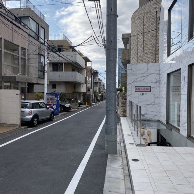 Y.C 表参道ビル ビル前面道路