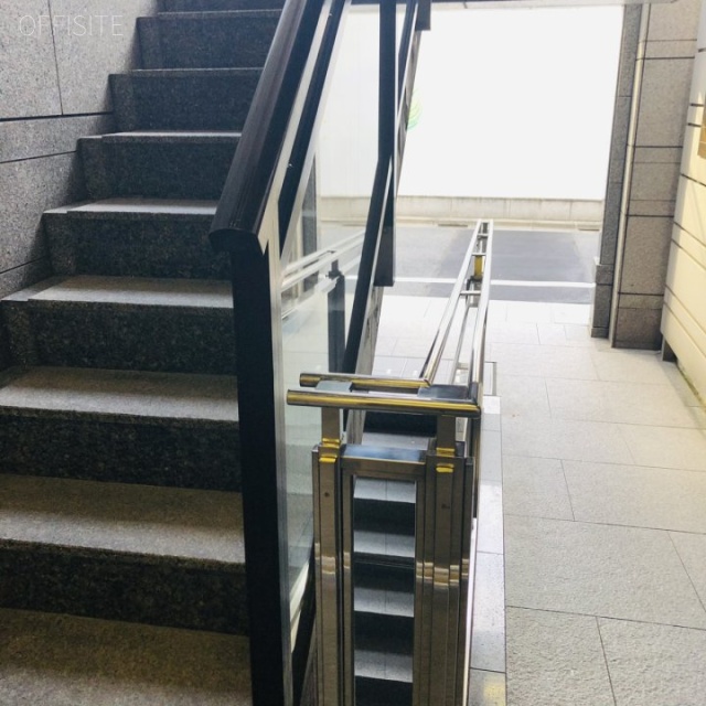 若林ビル エントランス