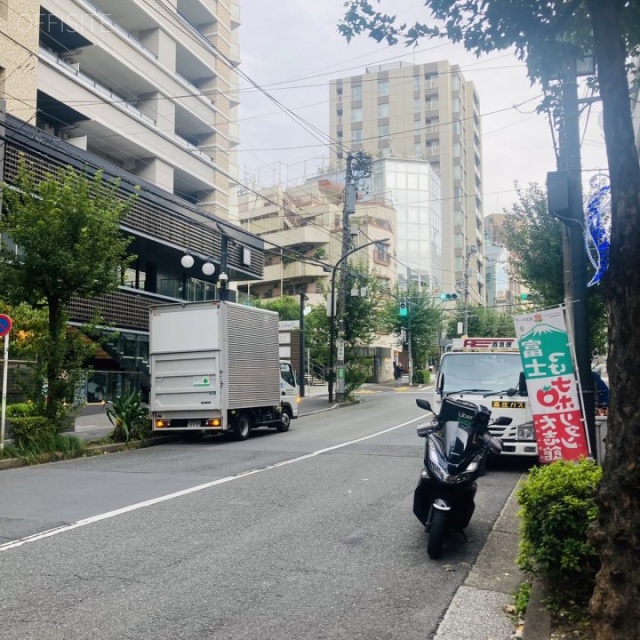 隅越ビル 前面道路