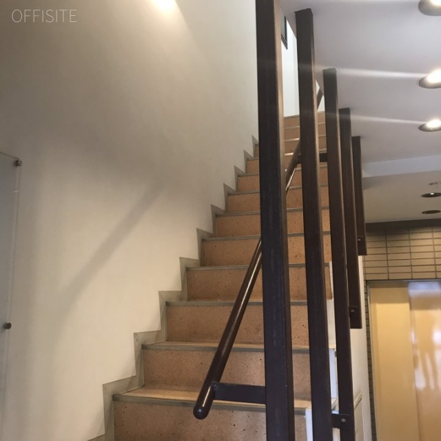 178ビル 階段