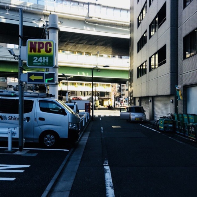 東光ビル2号館 ビル前面道路