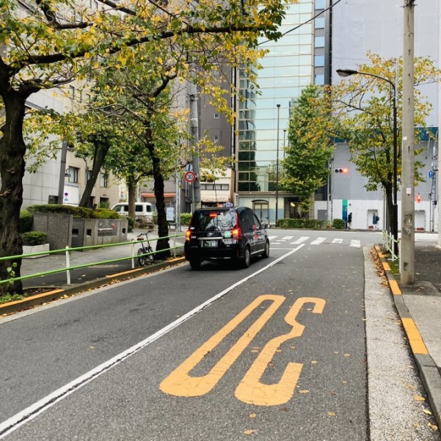 シュミット虎ノ門ビル ビル前面道路