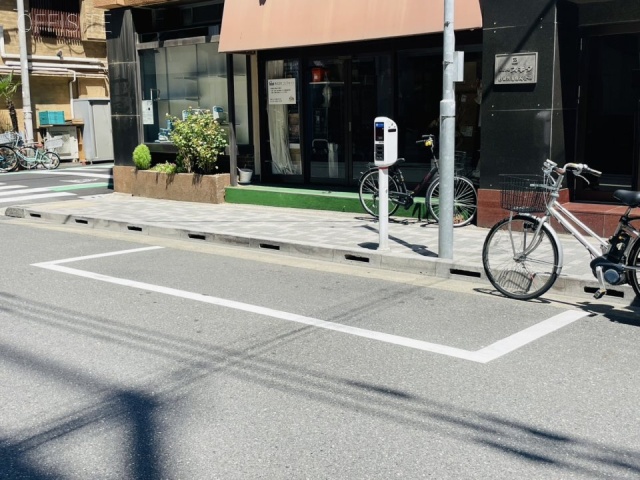 スギタビル 前面に白枠駐車場