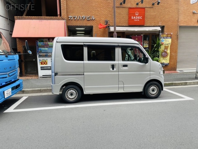 今井ビル　前面に白枠駐車場