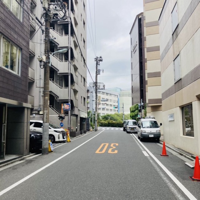 明松ビル ビル前面道路