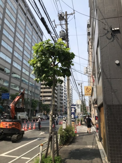 住友不動産上野ビル9号館 ビル前面道路