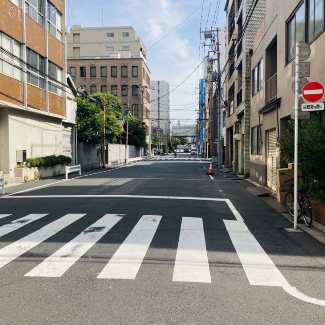 照田ビル ビル前面道路