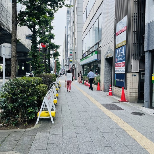 西入ビル ビル前面歩道