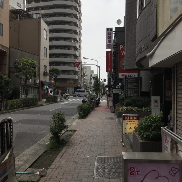 日暮里駅前ビル ビル前面道路