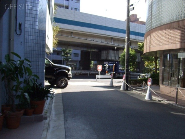 しろがねロッカス　周辺