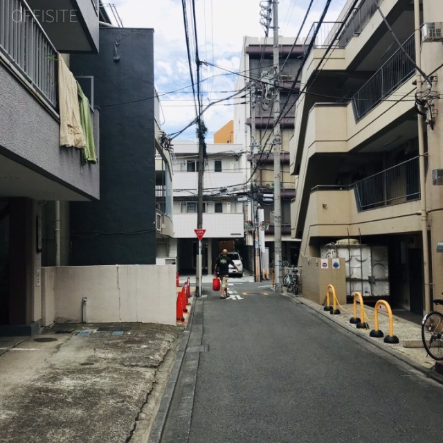 CB四谷4丁目ビル ビル前面道路