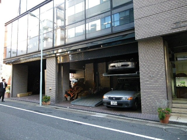 ユニバーサルビル 駐車場