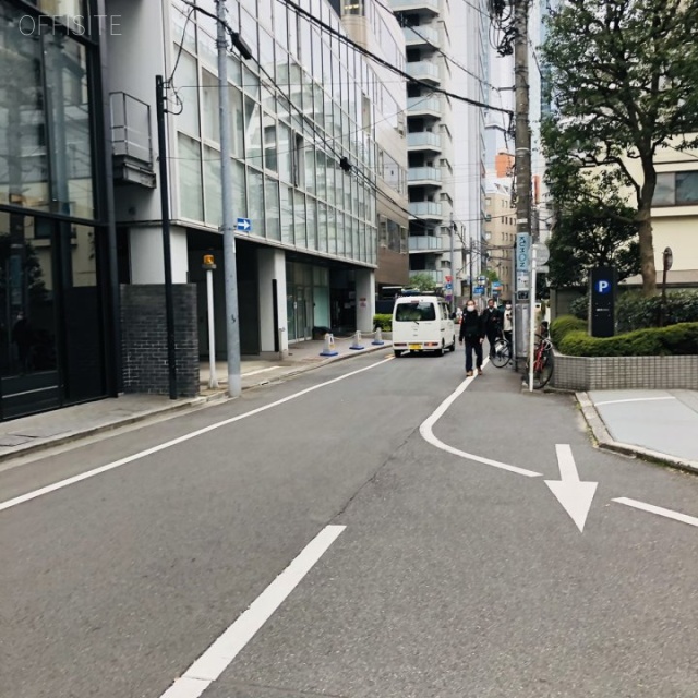 青山江崎ビル　ビル前面道路
