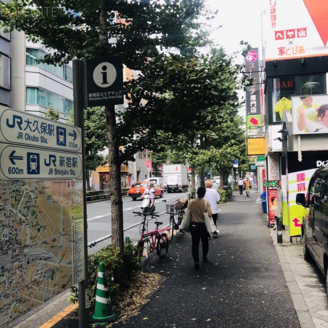 ファーストリアルタワー新宿 ビル前面道路