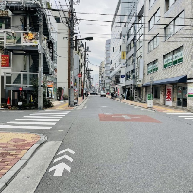 小松和東上野ビル ビル前面道路