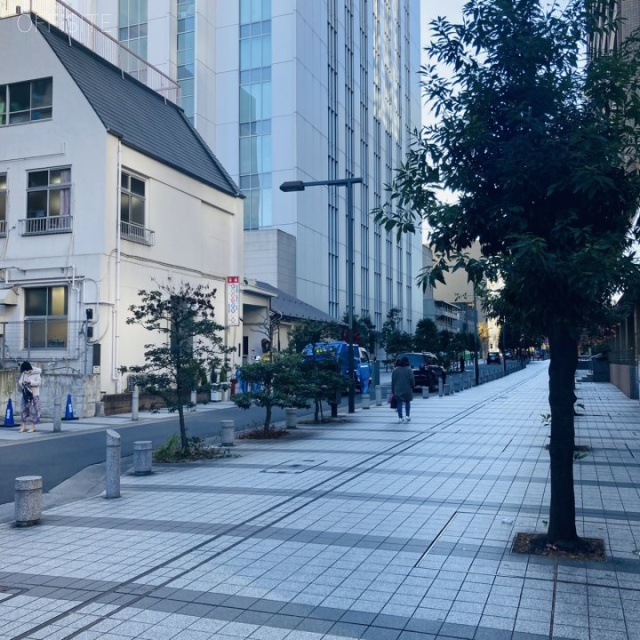 日土地西新宿ビル ビル前面道路