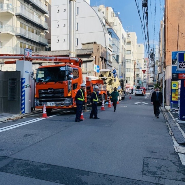 神田駅前SKビル ビル前面道路