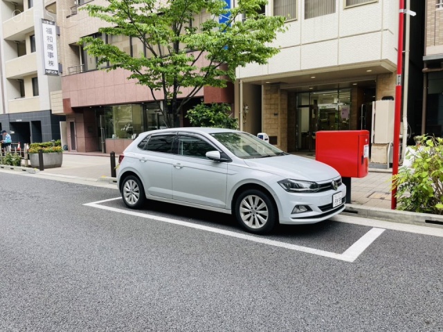 ハニー堀留ビル　前面に白枠駐車場