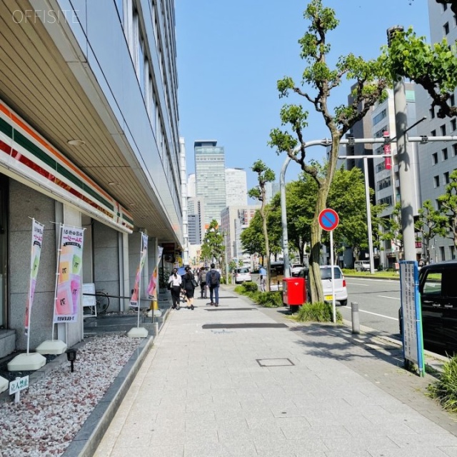 名興中駒ビル 前面歩道