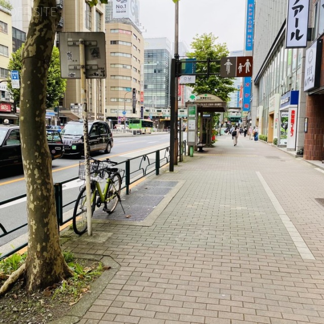 さくら新橋ビル ビル前面道路