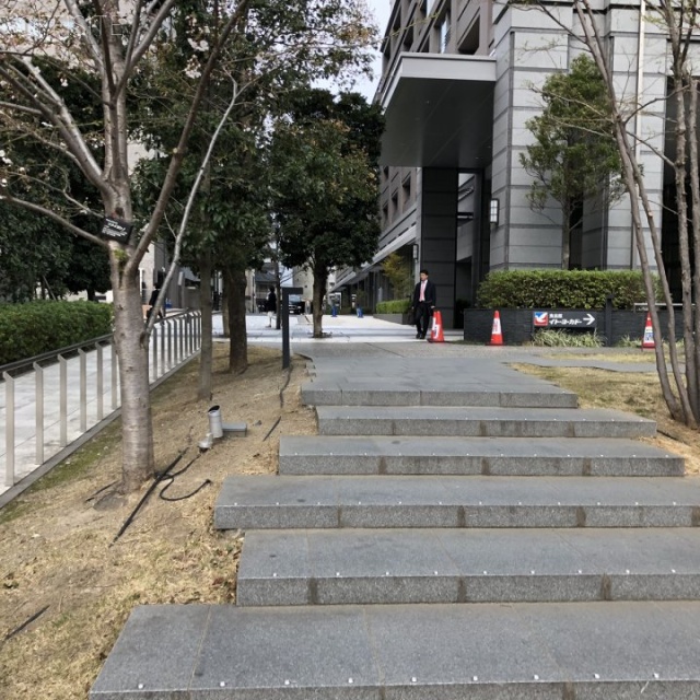 富久クロスコンフォートタワー ビル前面道路