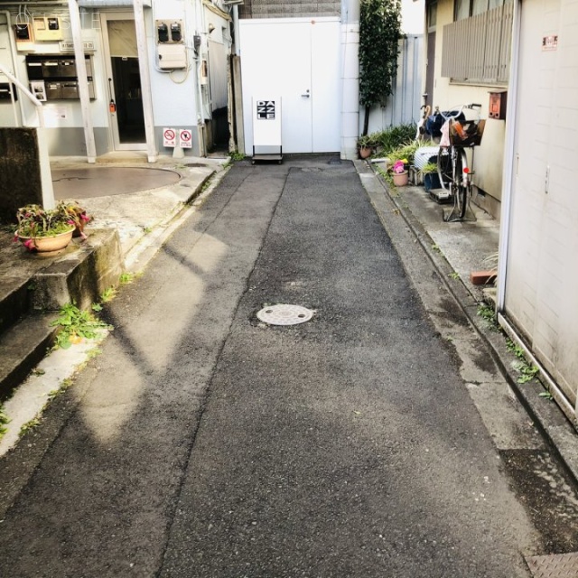 ヨシムラビル ビル前面道路