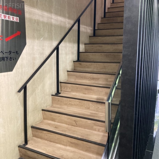 VORT三田 エントランス内階段