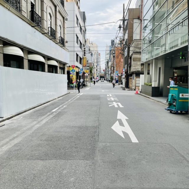 AD神田東口ビル ビル前面道路