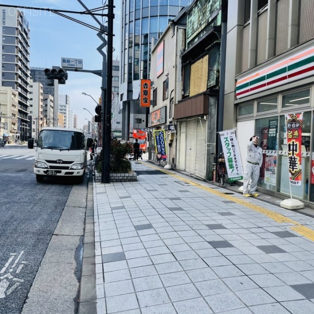 茂商ビル 前面歩道