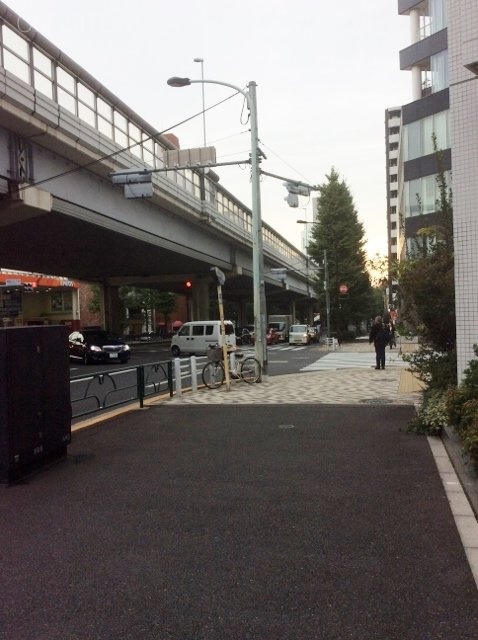 レグノ・ラフィネ南青山 ビル周辺道路