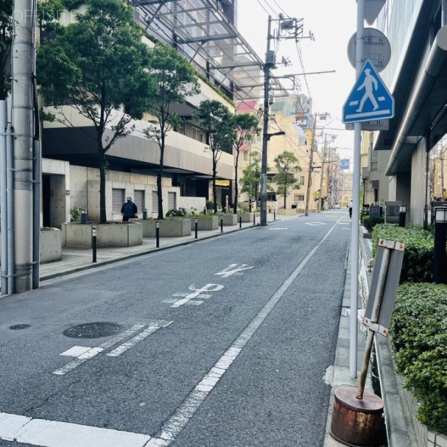 日暮里UCビル ビル前面道路