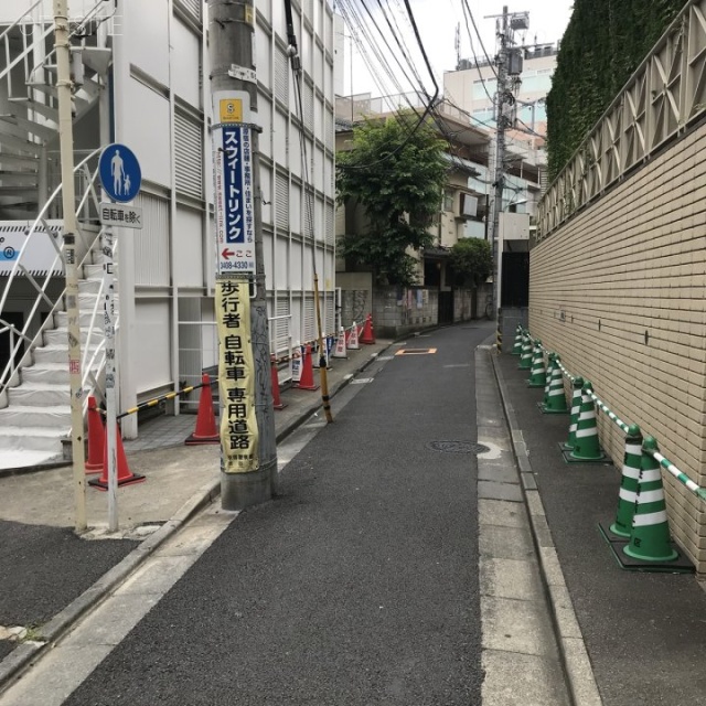 ノーサレンダービル ビル前面道路