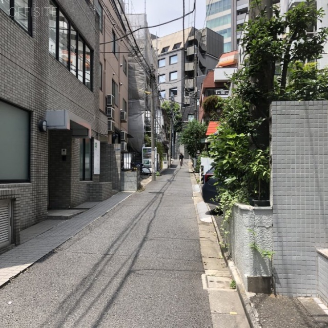赤坂STビル ビル前面道路
