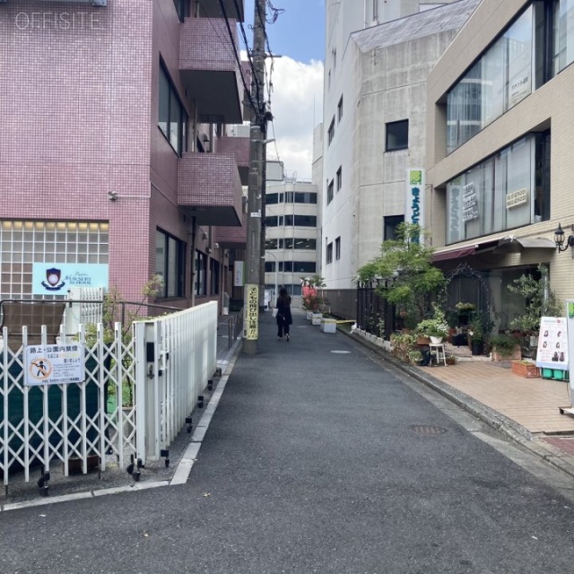 代々木ビル ビル前面道路