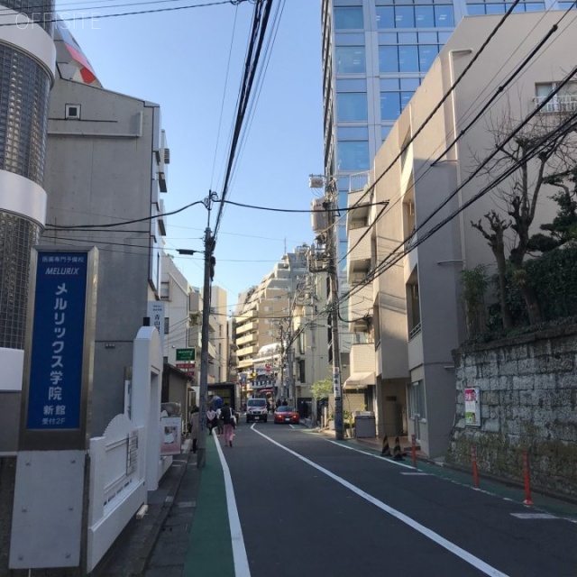 NMDビル ビル前面道路