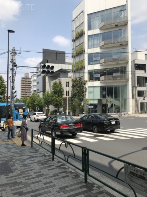 クローチェ神宮前ビル ビル前面道路