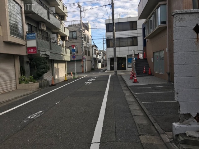 ローヤルコート学芸大パート1 ビル前面道路