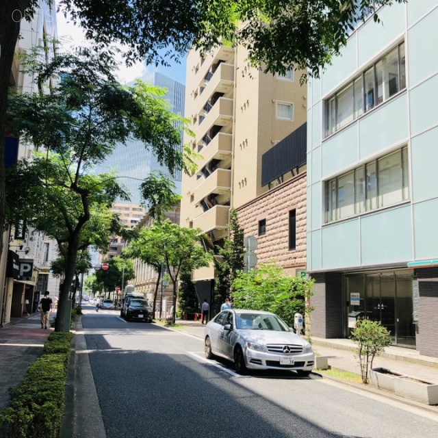 ナインティー横浜ビル ビル前面道路